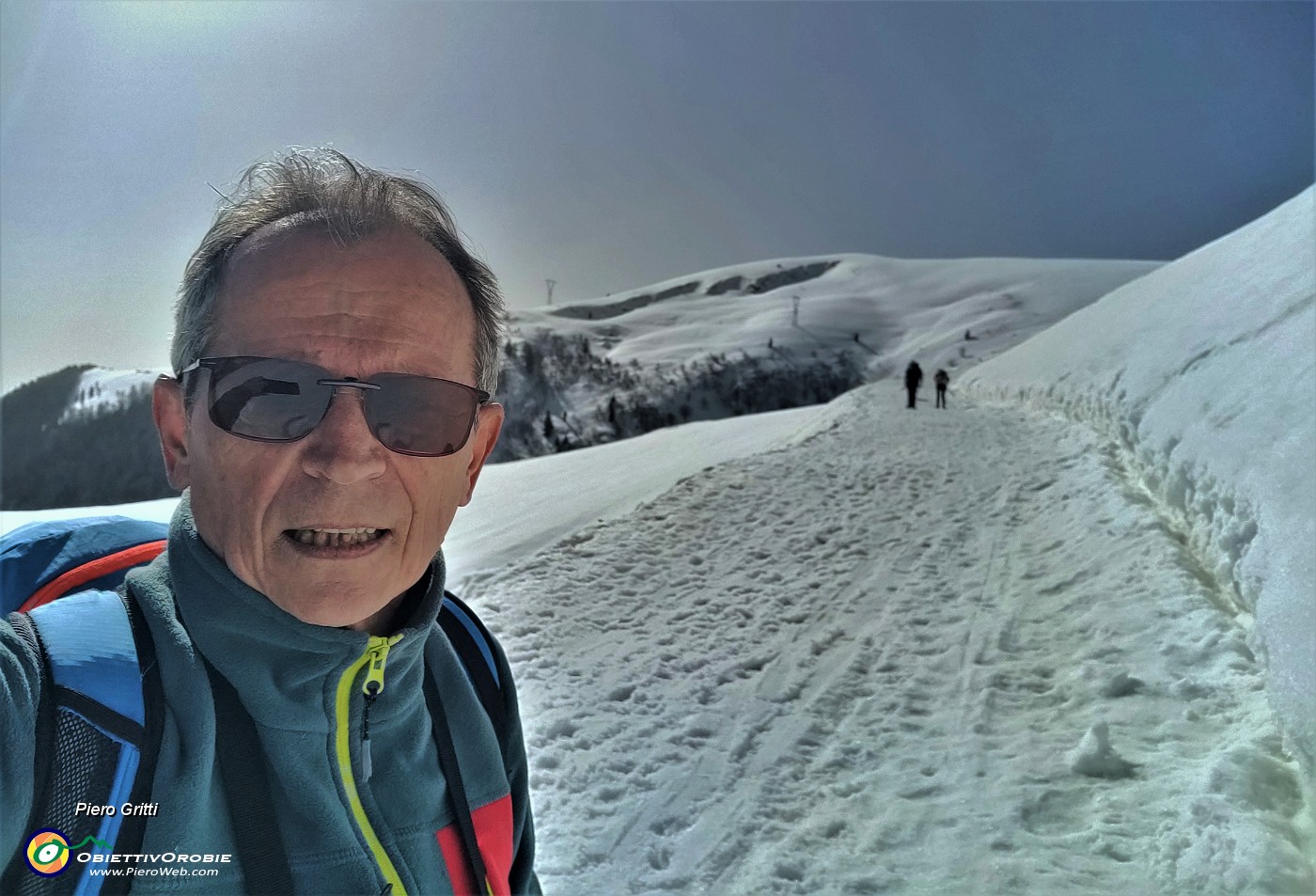 45 Alta neve ammassata sul lato a monte della strada.jpg